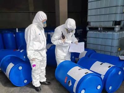 嚴把安全關 海關關員深入企業(yè)倉庫開展危險品包裝現(xiàn)場查驗